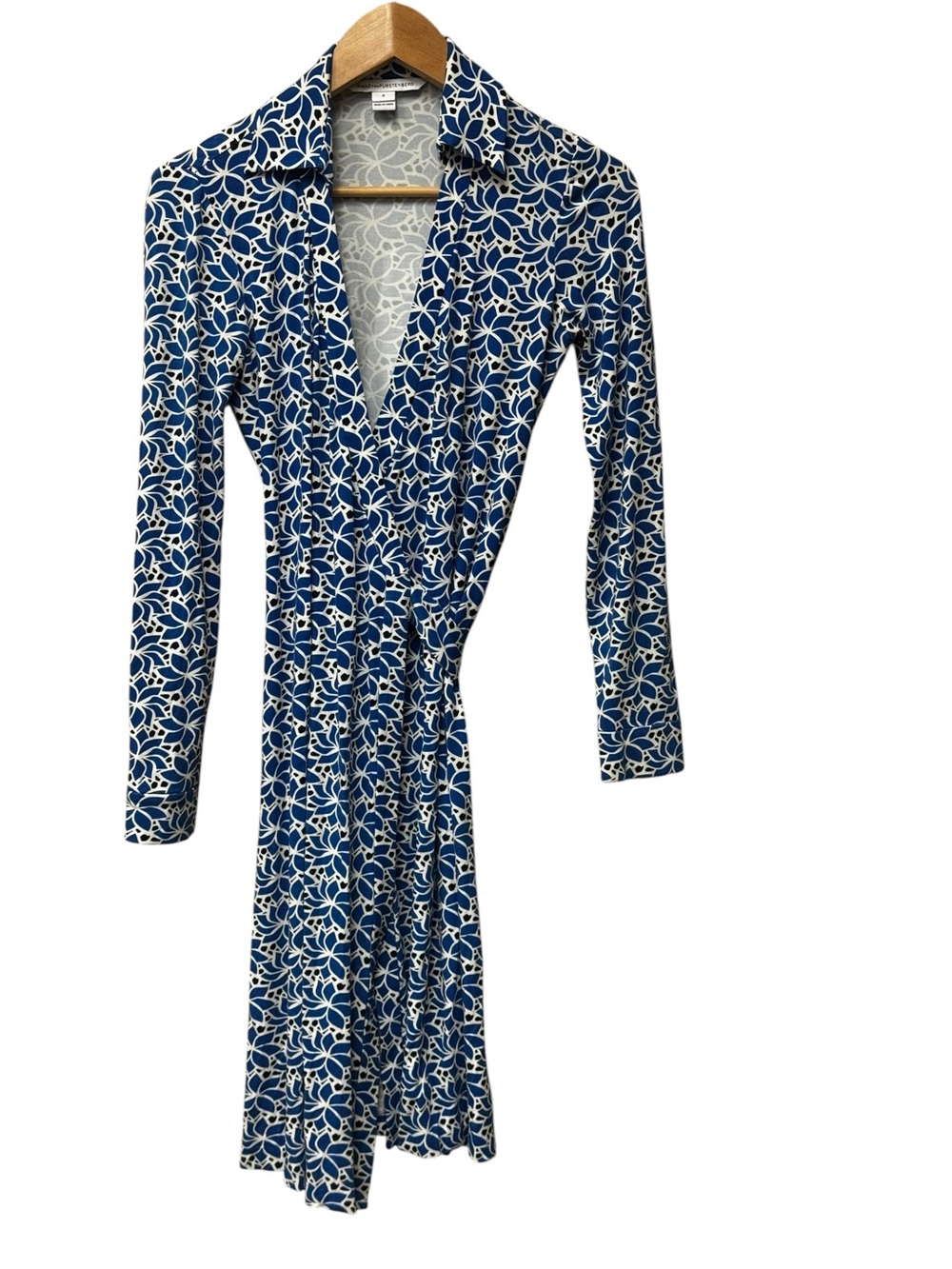 Diane Von Furstenberg Blue and White Floral Wrap Dress Size 0